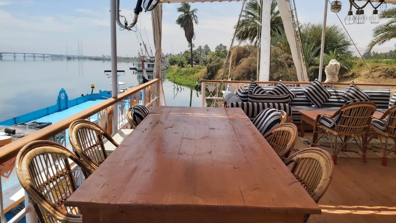 Door-to-Door Transfers
Airport • Hotel • Train